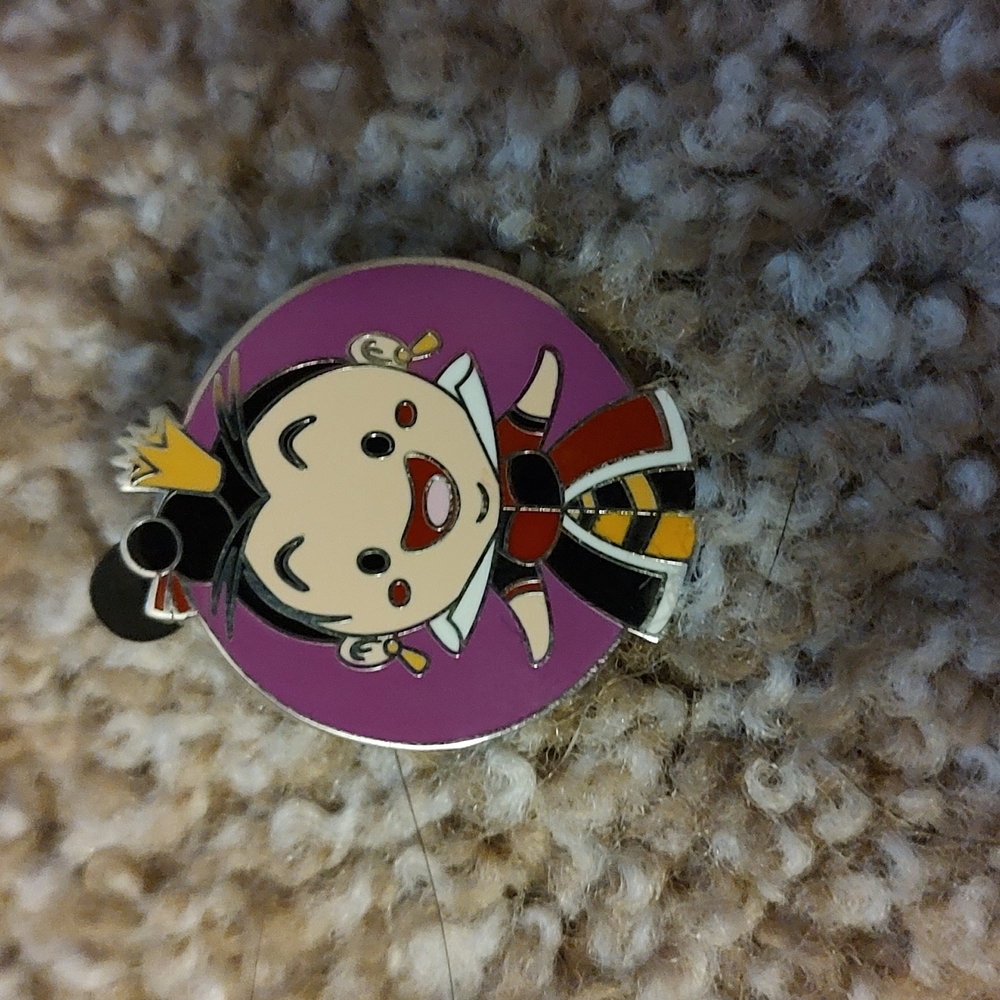 ⭐5/$15 Queen of hearts Disney trading pin